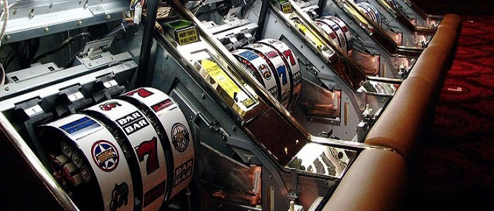 Des machines à sous truquées dans une salle de jeu